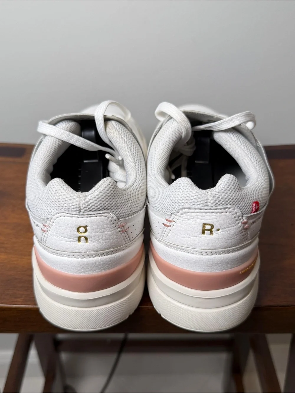 On THE ROGER Centre Court Women’s 9.5 White Woodrose Sneakers CloudTec